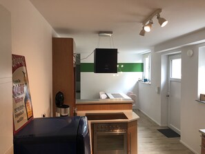 Appartement, 1 queensize bed met slaapbank, uitzicht op tuin (incl. end cleaning fee €35) | Privékeuken | Een koelkast/vriezer, een kookplaat, een kinderstoel