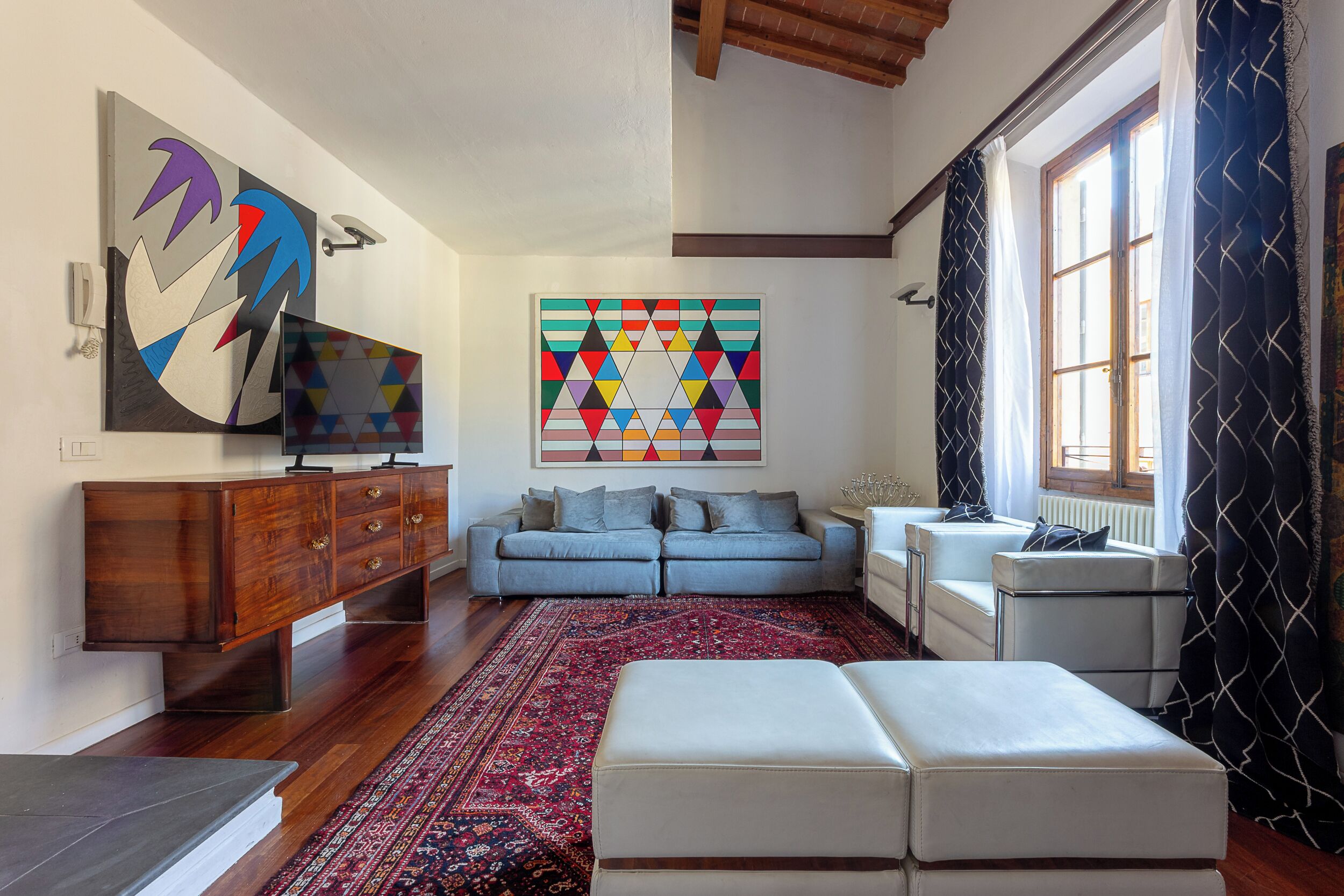Apartment, 2 Schlafzimmer, Stadtblick | Wohnbereich | 40-Zoll-Smart-TV mit Digitalempfang, Fernseher