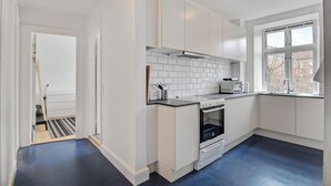 Lägenhet | Eget kök | Stort kylskåp, ugn, spishäll och vattenkokare
