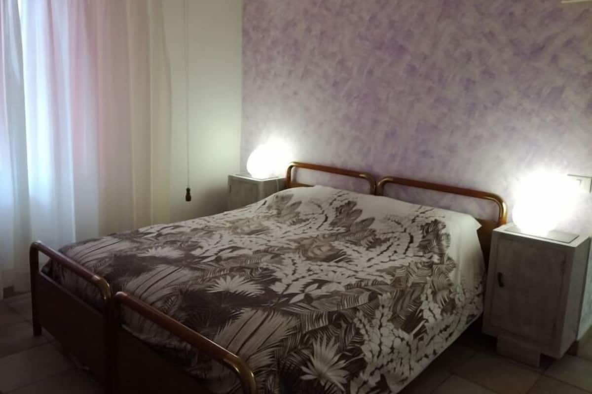 Desk, blackout curtains, free WiFi, bed sheets