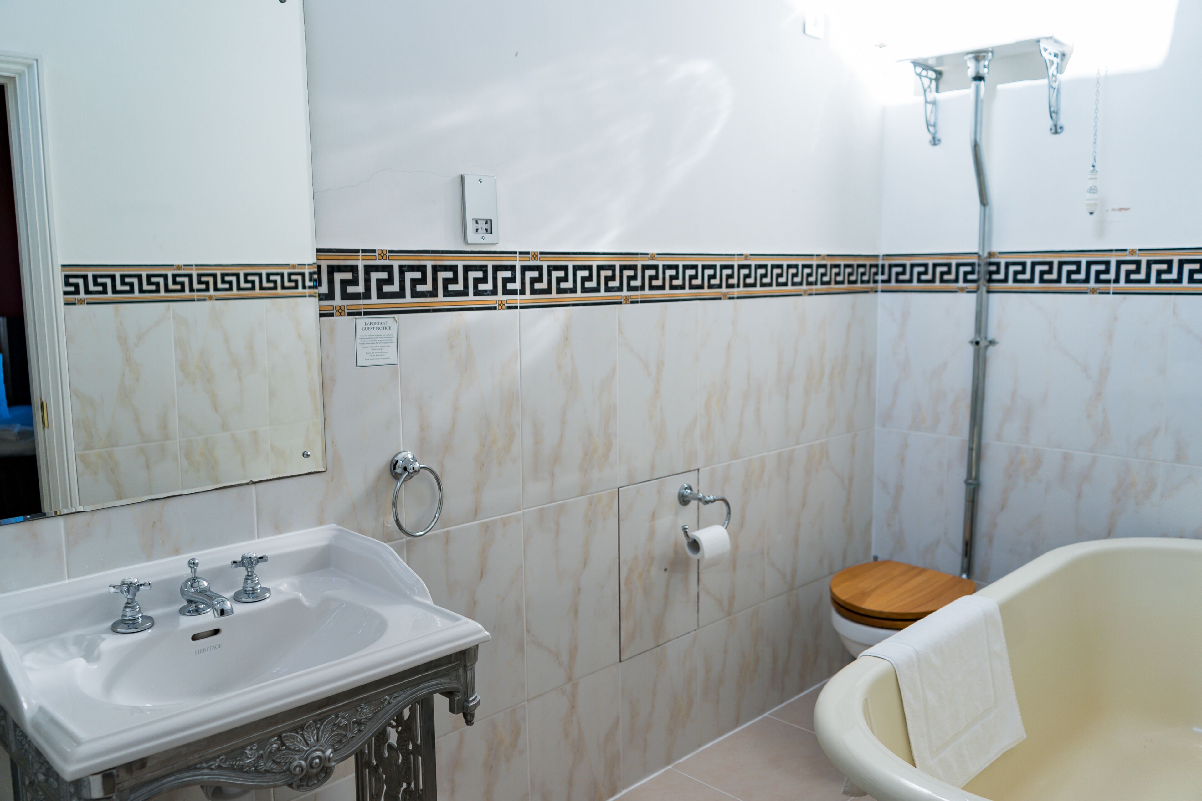 Ein Badezimmer mit Waschbecken, Toilette und Badewanne.