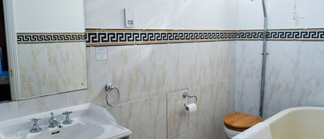 Ein Badezimmer mit Waschbecken, Toilette und Badewanne.
