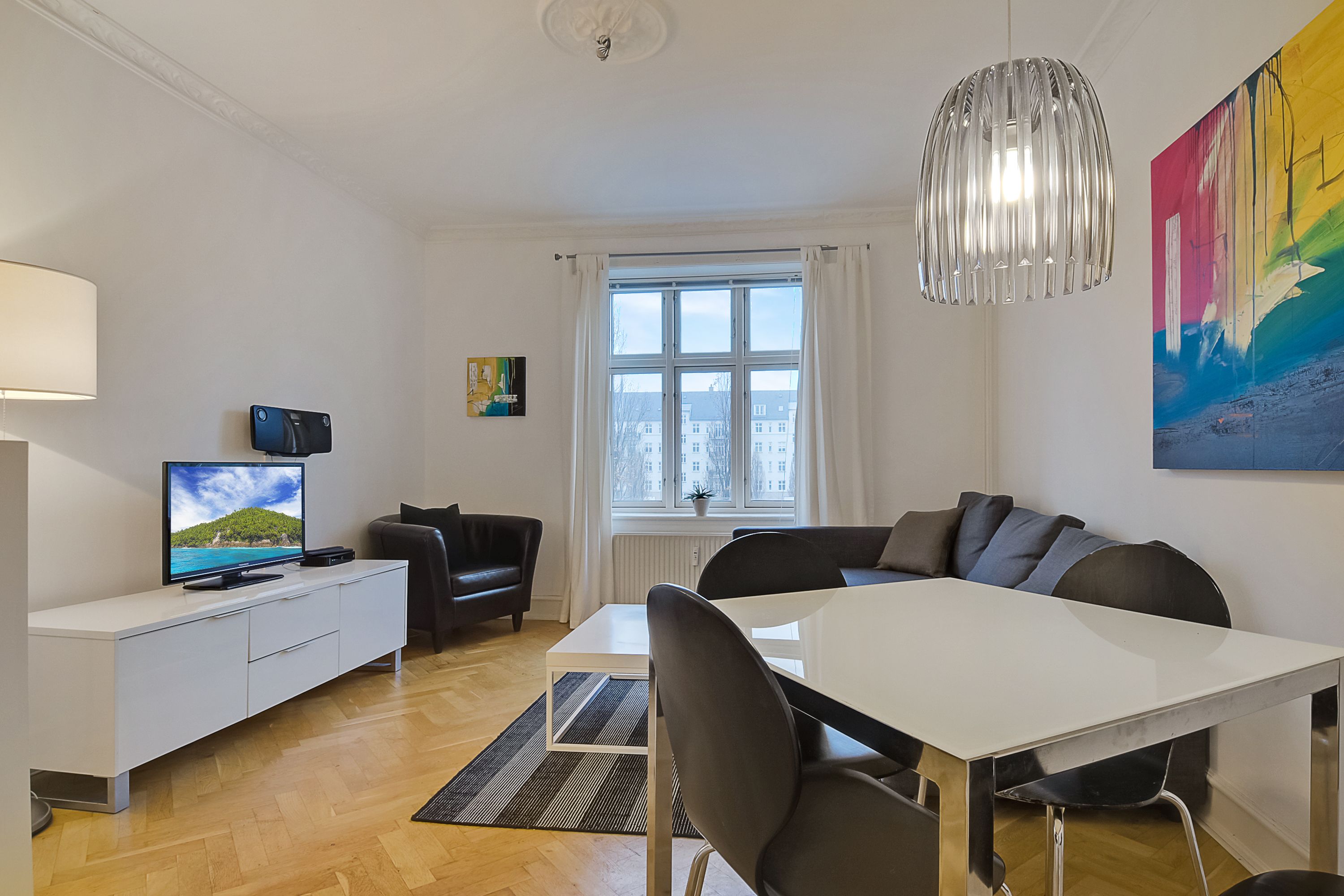 Lejlighed - 2 queensize-senge | Opholdsområde | Tv