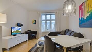 Lejlighed - 2 queensize-senge | Opholdsområde | Tv