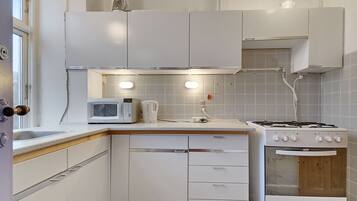 Apartment, 2 Queen Beds | Private kitchen