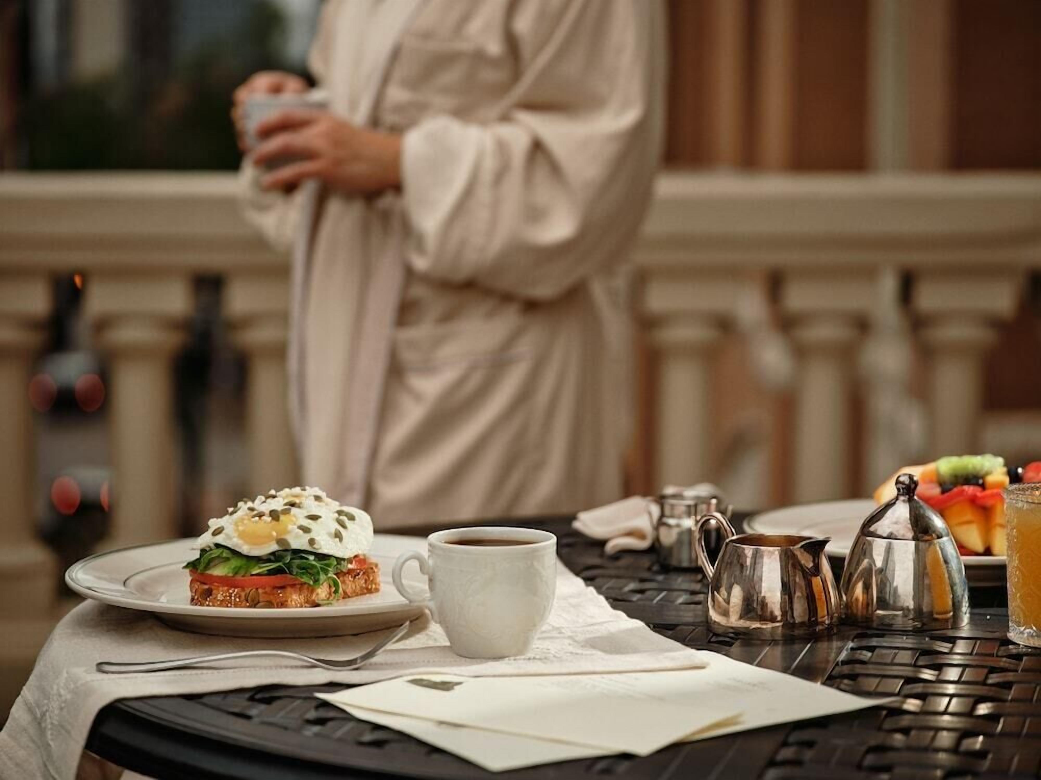 تناول الطعام بالخارج