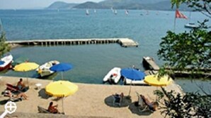 A beach with umbrellas and people relaxing. - Hotel Grotte del Paradiso (Portoferraio)