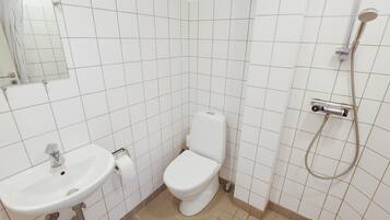 Apartment, 2 Queen Beds | Bathroom