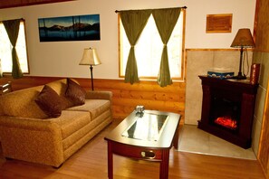 Living area - Summit Mountain Lodge (West Glacier)