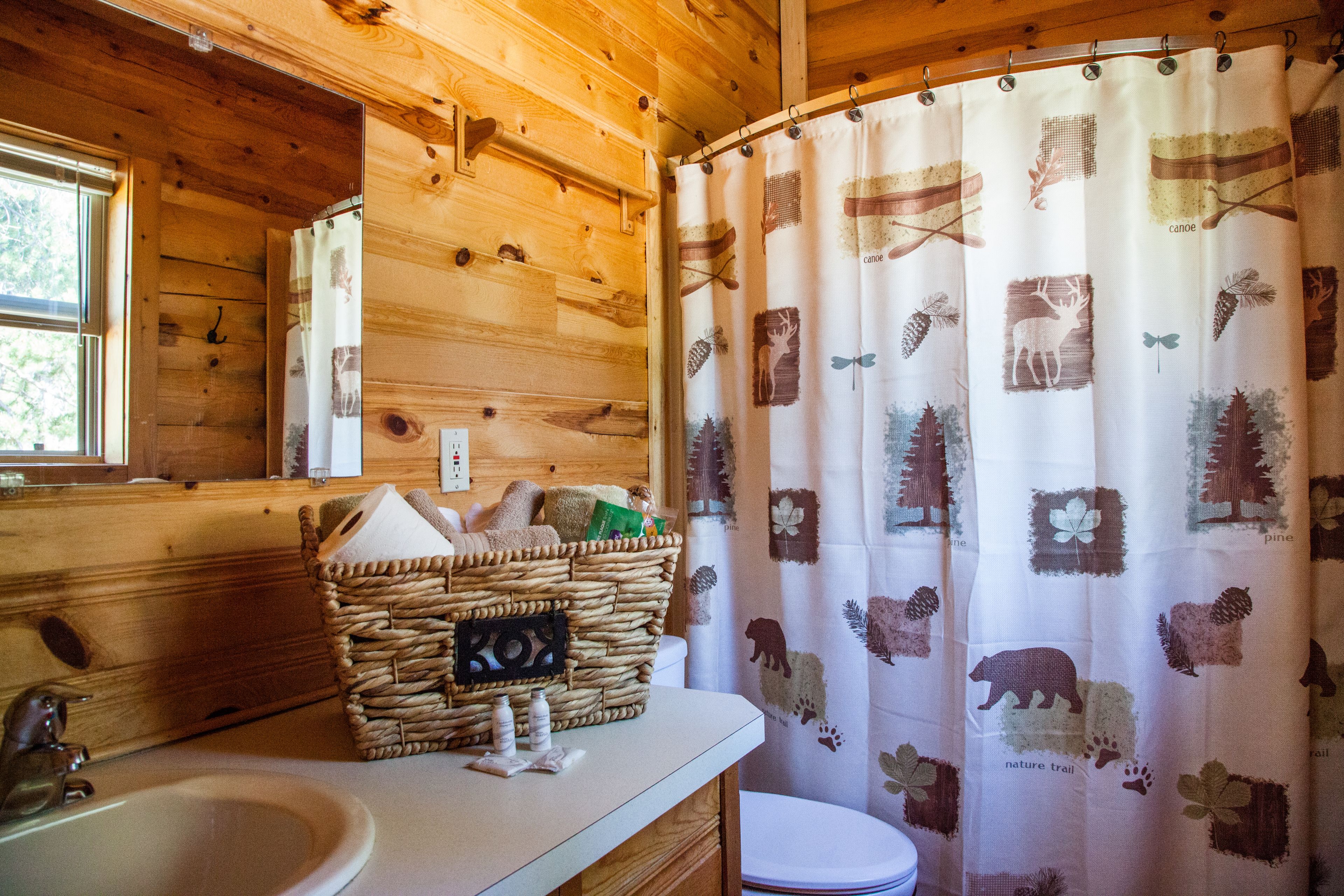 Shower, hydromassage showerhead, free toiletries, hair dryer