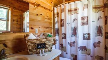 Shower, hydromassage showerhead, free toiletries, hair dryer