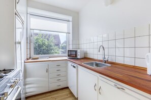 Departamento, varias camas | Cocina privada | Refrigerador con congelador, horno y parrilla de estufa 