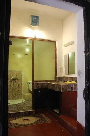 Phòng đôi, quang cảnh vườn | Phòng tắm | Buồng tắm vòi sen, vòi sen phun mưa, đồ dùng nhà tắm miễn phí 