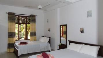 Kamar Triple Deluks, Beberapa Tempat Tidur, pemandangan kebun | Seprai linen