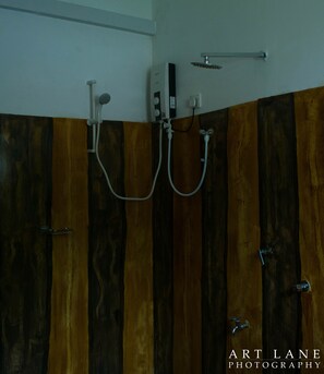 Standard-Doppelzimmer, 1 King-Bett, Gartenblick | Dusche im Bad