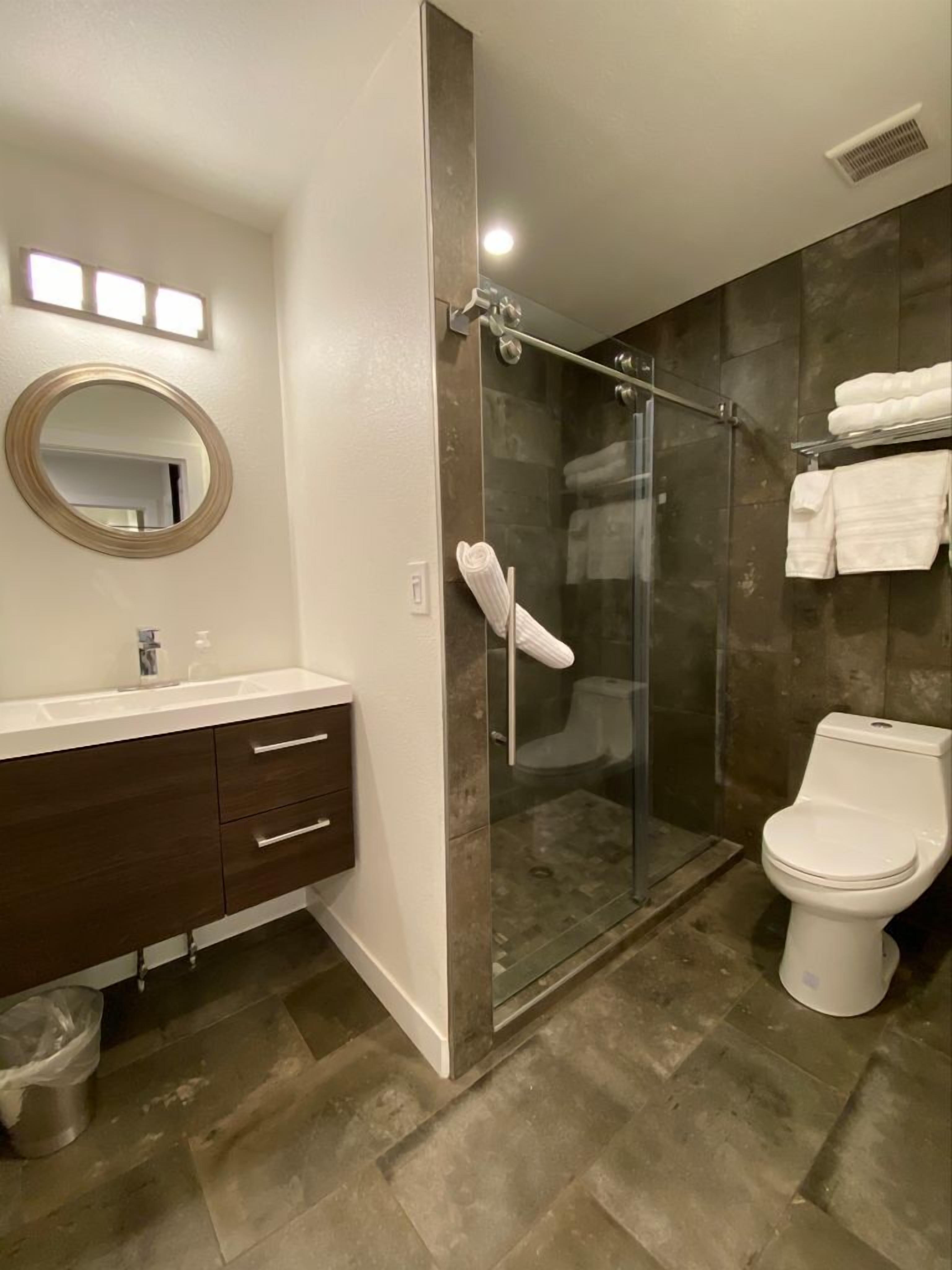 Chambre Luxe, 1 très grand lit | Salle de bain