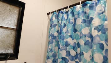 Classic Room, 1 Queen Bed, Mountain View | Bathroom | Combined shower/bathtub, towels