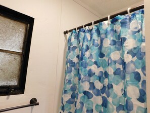 Habitación clásica, 1 cama de matrimonio, vistas a la montaña | Baño | Ducha y bañera combinadas y toallas