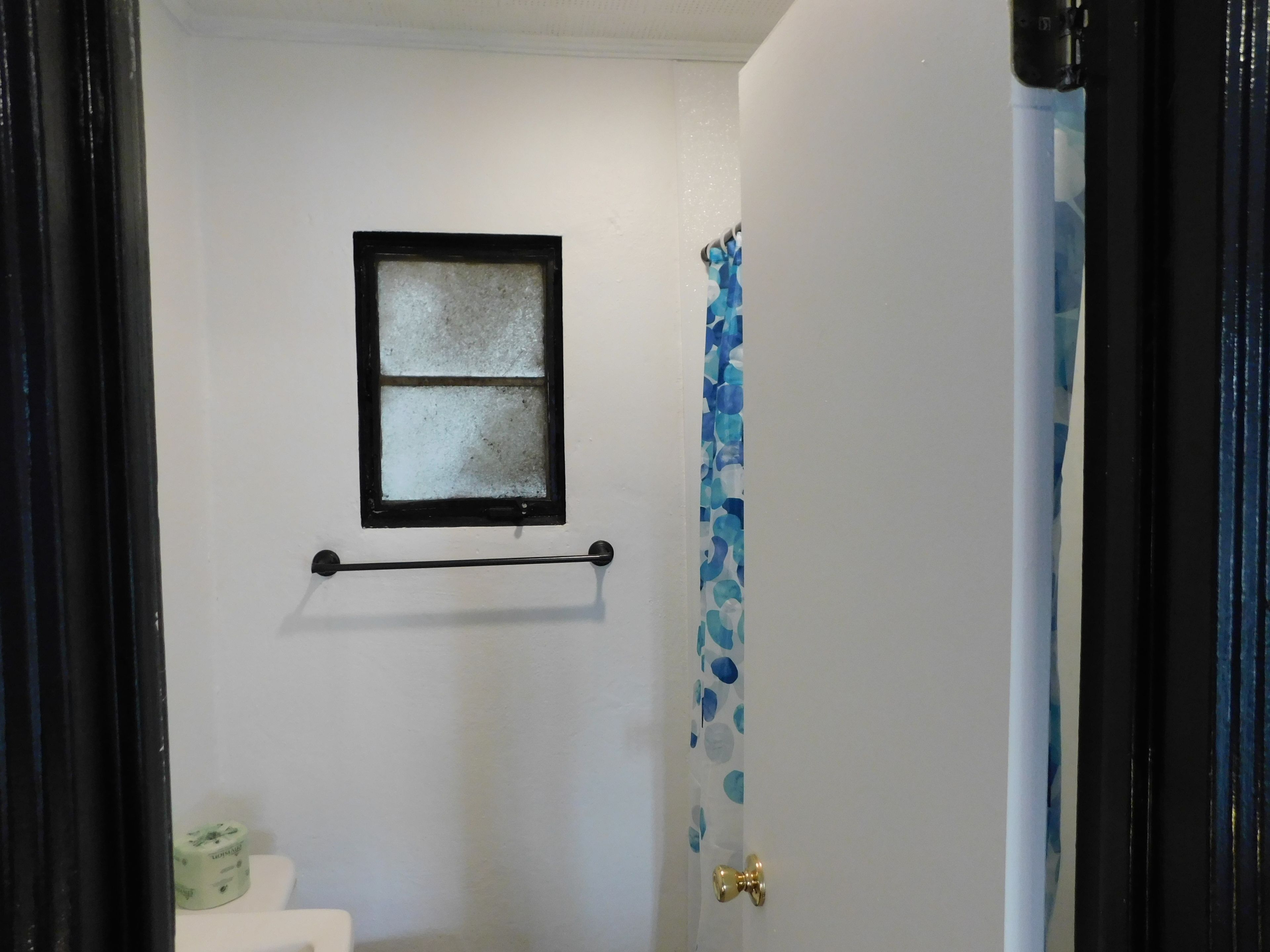 Classic Room, 1 Queen Bed, Mountain View | Bathroom | Combined shower/bathtub, towels