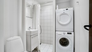 Apartment, 1 Queen Bed | Bathroom | Shower, towels - Apartment 1 bedroom Strandvejen (Copenhagen)