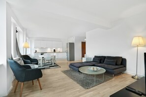 Apartment, 1 Queen-Bett | Wohnzimmer | Fernseher