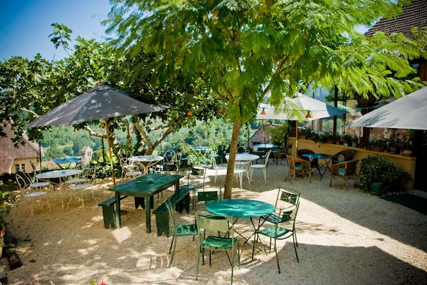 Phục vụ bữa trưa và bữa tối, đặc sản vùng