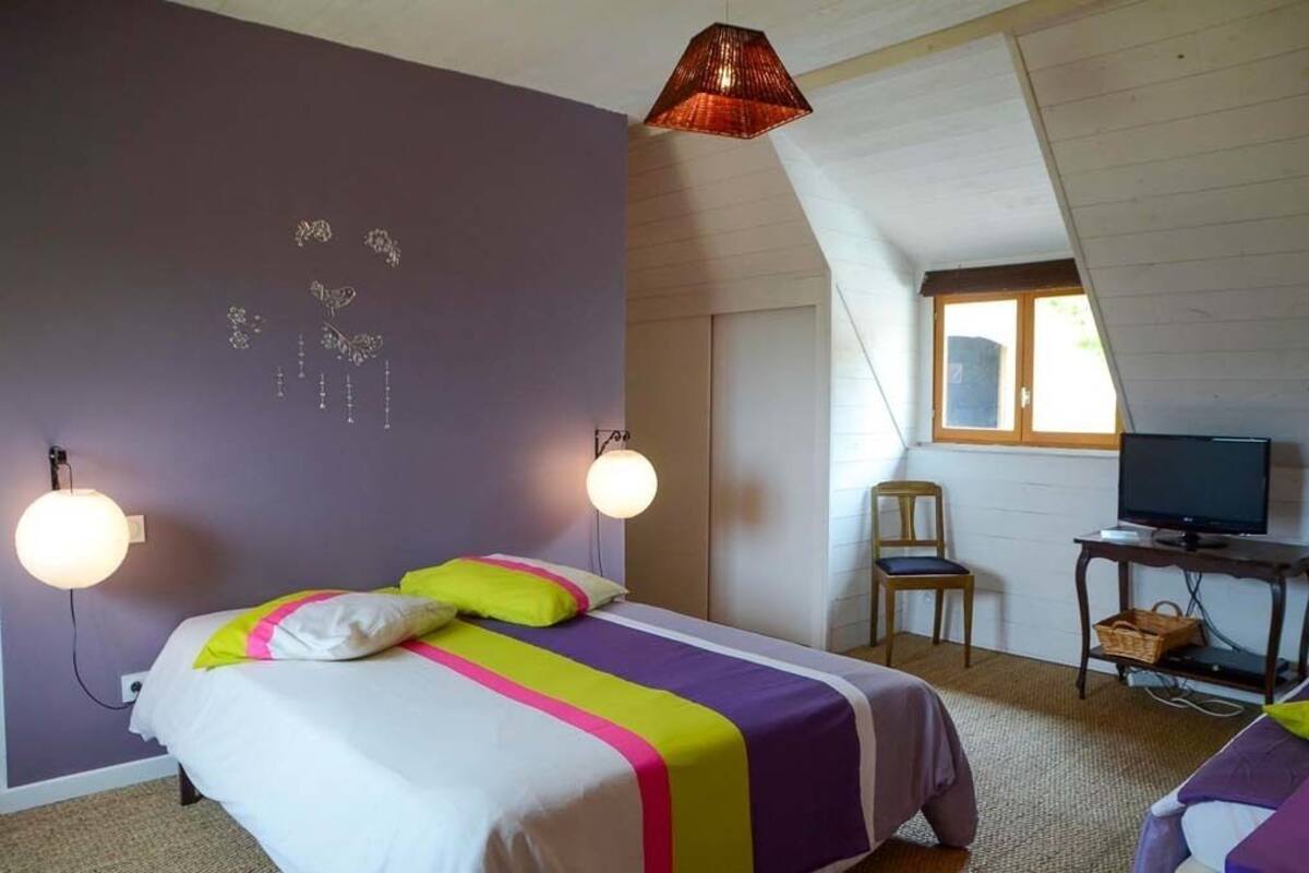 Individually decorated, individually furnished, free cots/infant beds