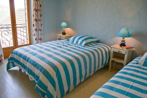 Phòng 3 (Iris) | Trang trí khác biệt, trang bị nội thất với thiết kế riêng biệt