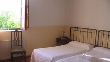 Habitación con 1 cama doble o 2 individuales | Cunas gratuitas y ropa de cama