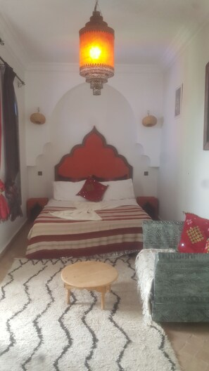 Una scrivania, tende oscuranti, ferro/asse da stiro