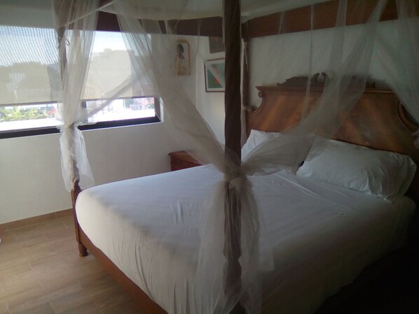 Leilighet, 2 soverom | 2 soverom, skrivebord og skrivebord for bærbar PC