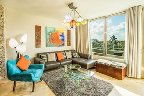 Departamento, 2 habitaciones | Área de sala de estar | Televisión de pantalla plana