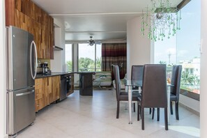 Departamento, 2 habitaciones | Cocina privada | Refrigerador con congelador, microondas, horno y parrilla de estufa 