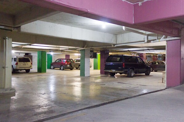 Um estacionamento multi andar com vários carros estacionados.