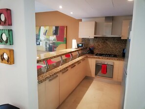 Huoneisto, 2 makuuhuonetta | Yksityinen keittiö | Täysikokoinen jääkaappi, mikroaaltouuni, uuni, liesi