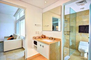Appartamento, 2 camere da letto | Bagno | Doccia, set di cortesia gratuito, asciugamani