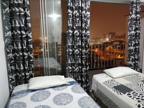 Desk, laptop workspace, blackout curtains, soundproofing - Acércate Aparts & Parking Breña (Lima)