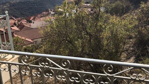 A mountainous landscape with buildings and a clear sky. - Arahova Cozy Apartment (Distomo-Arachova-Antikyra)