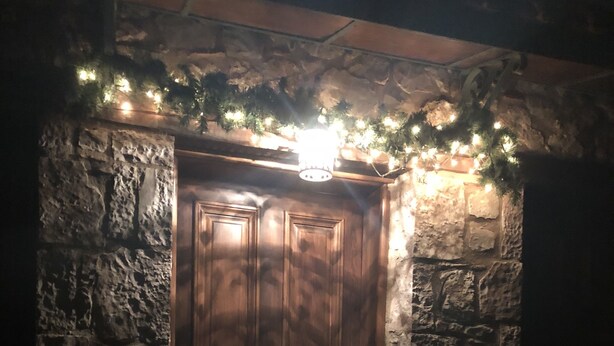 A stone wall entrance with a wooden door, a stone floor, and a small turtle decoration. - Arahova Cozy Apartment (Distomo-Arachova-Antikyra)