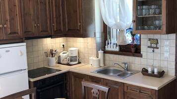 Apartment | Private kitchen | Full-sized fridge, oven, stovetop, coffee/tea maker