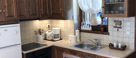 Appartement | Cuisine privée | Réfrigérateur grande capacité avec congélateur, un four