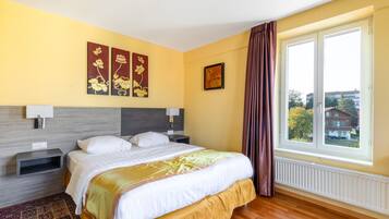 Double Room, 1 Queen Bed | Individually decorated, individually furnished, desk, blackout drapes