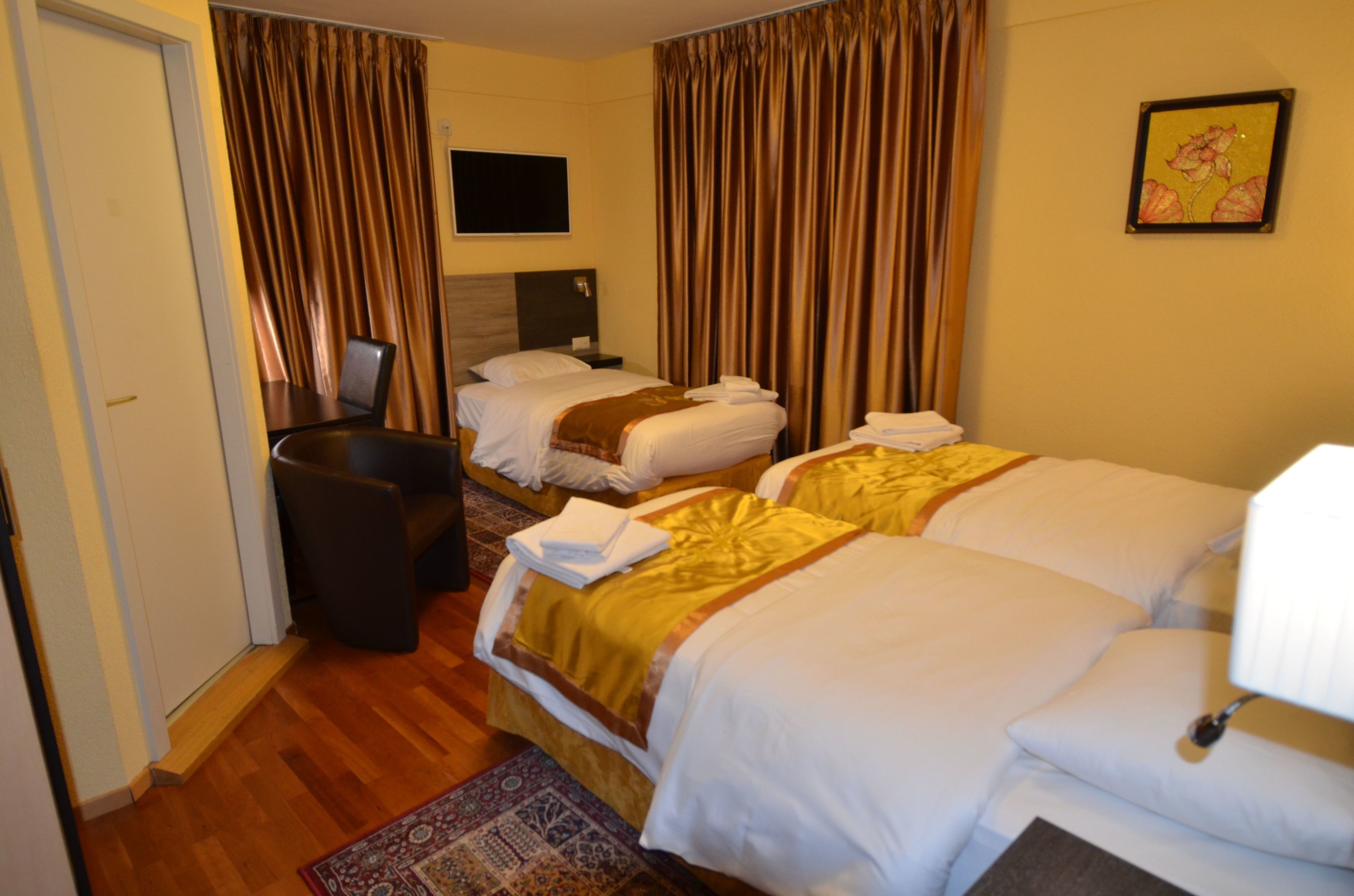 triple room, 3 single beds | individually decorated, individually furnished, desk, blackout curtains