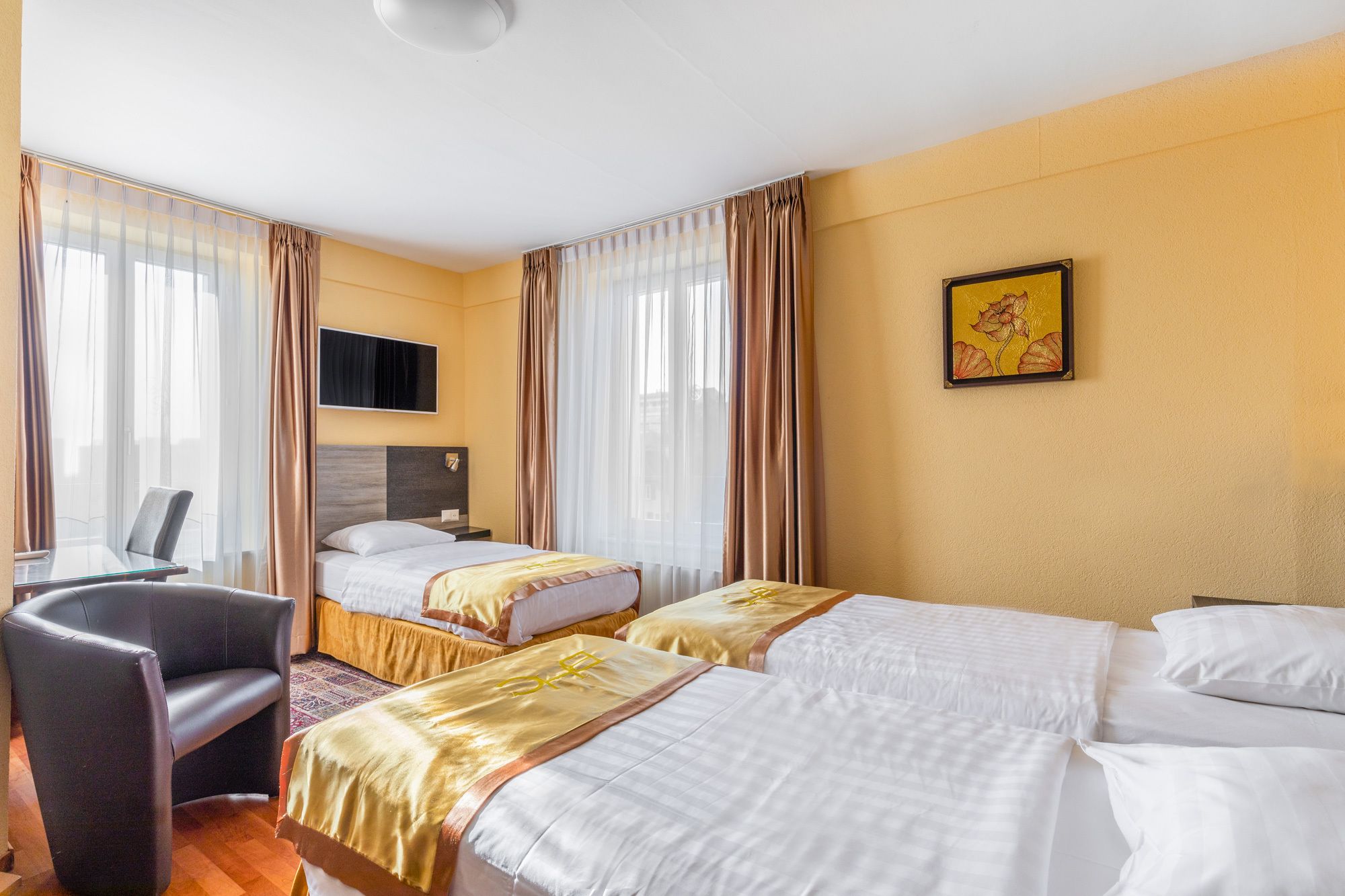 triple room, 3 single beds | individually decorated, individually furnished, desk, blackout curtains