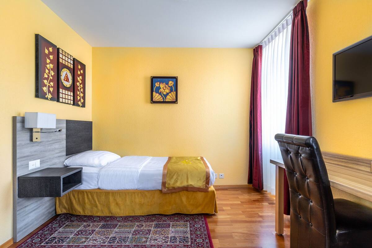 Single Room, 1 Twin Bed | Desk, blackout drapes, iron/ironing board (on request), WiFi (free)