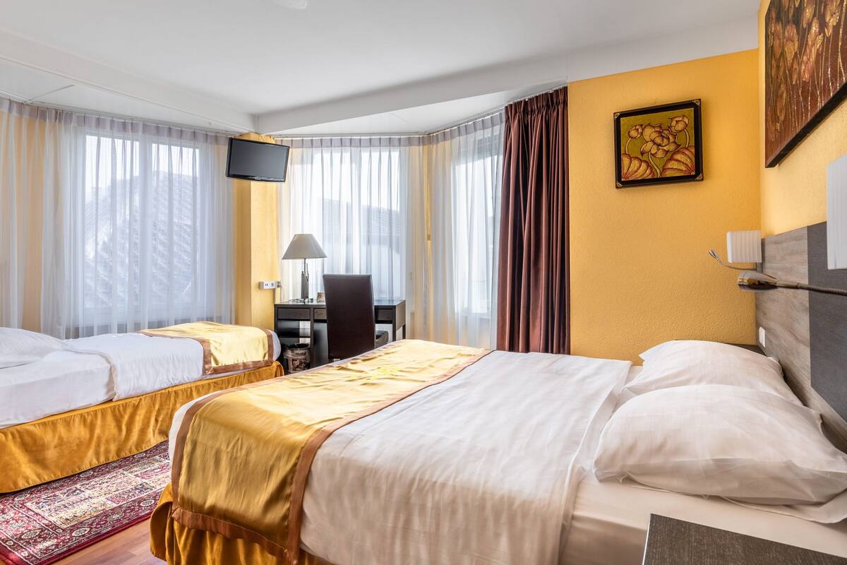 Room (Double ou Triple) | Desk, blackout drapes, iron/ironing board (on request), WiFi (free)