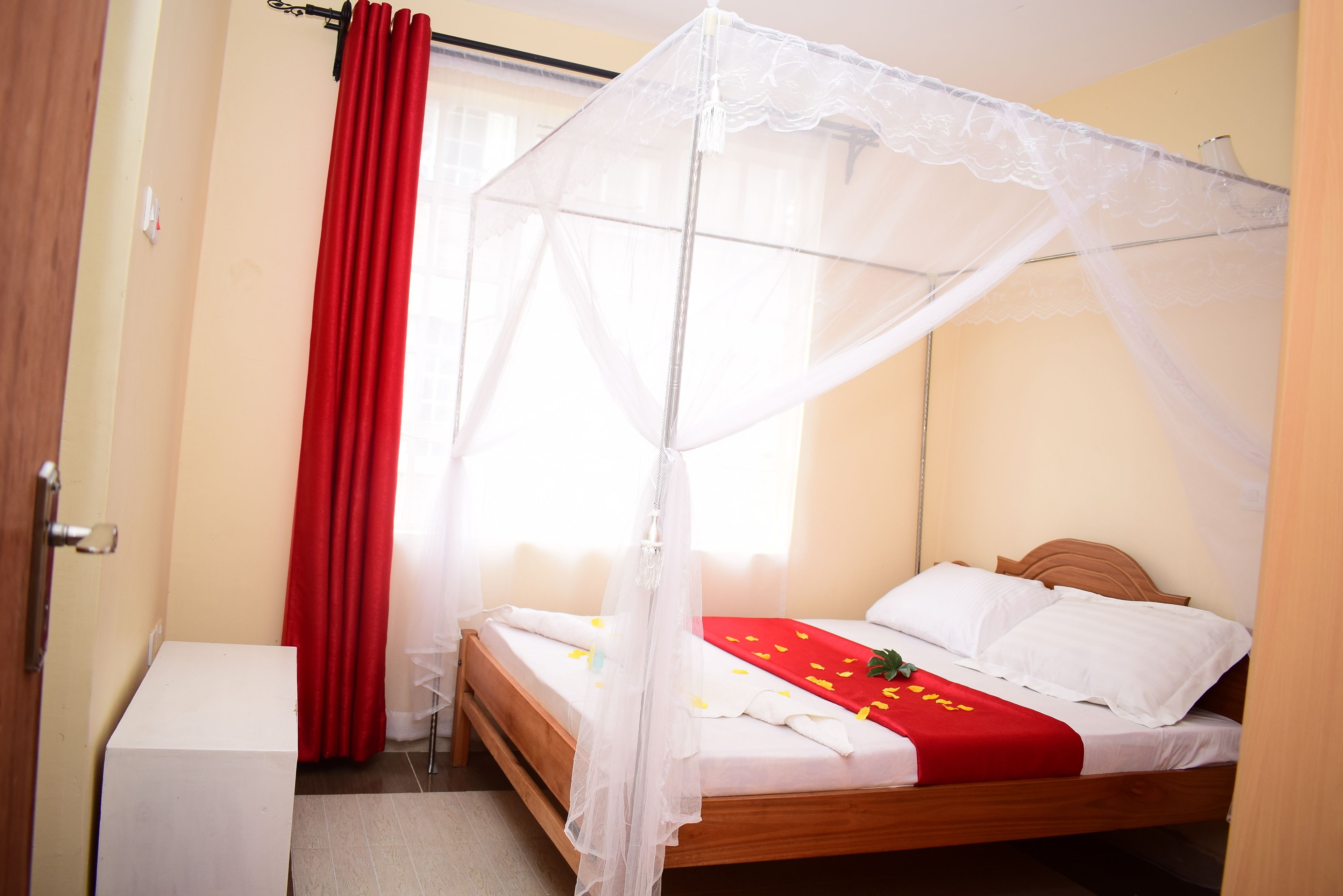 2 bedrooms, iron/ironing board, free rollaway beds, free WiFi