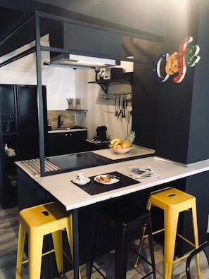 Appartement | Een bureau, een laptopwerkplek, een strijkplank/strijkijzer, reisbedje