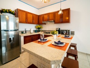 Fridge, microwave, stovetop, cookware/dishes/utensils - Casa Siinik (Puerto Morelos)