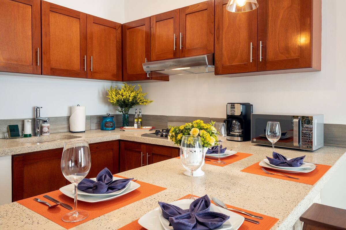 Refrigerador, microondas, placa de cocina, utensilios de cocina